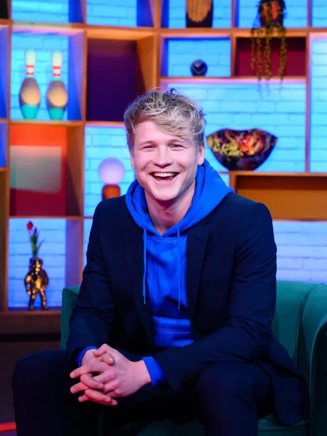 Kalvijn, lachend in de studio van De Kalvijn Show